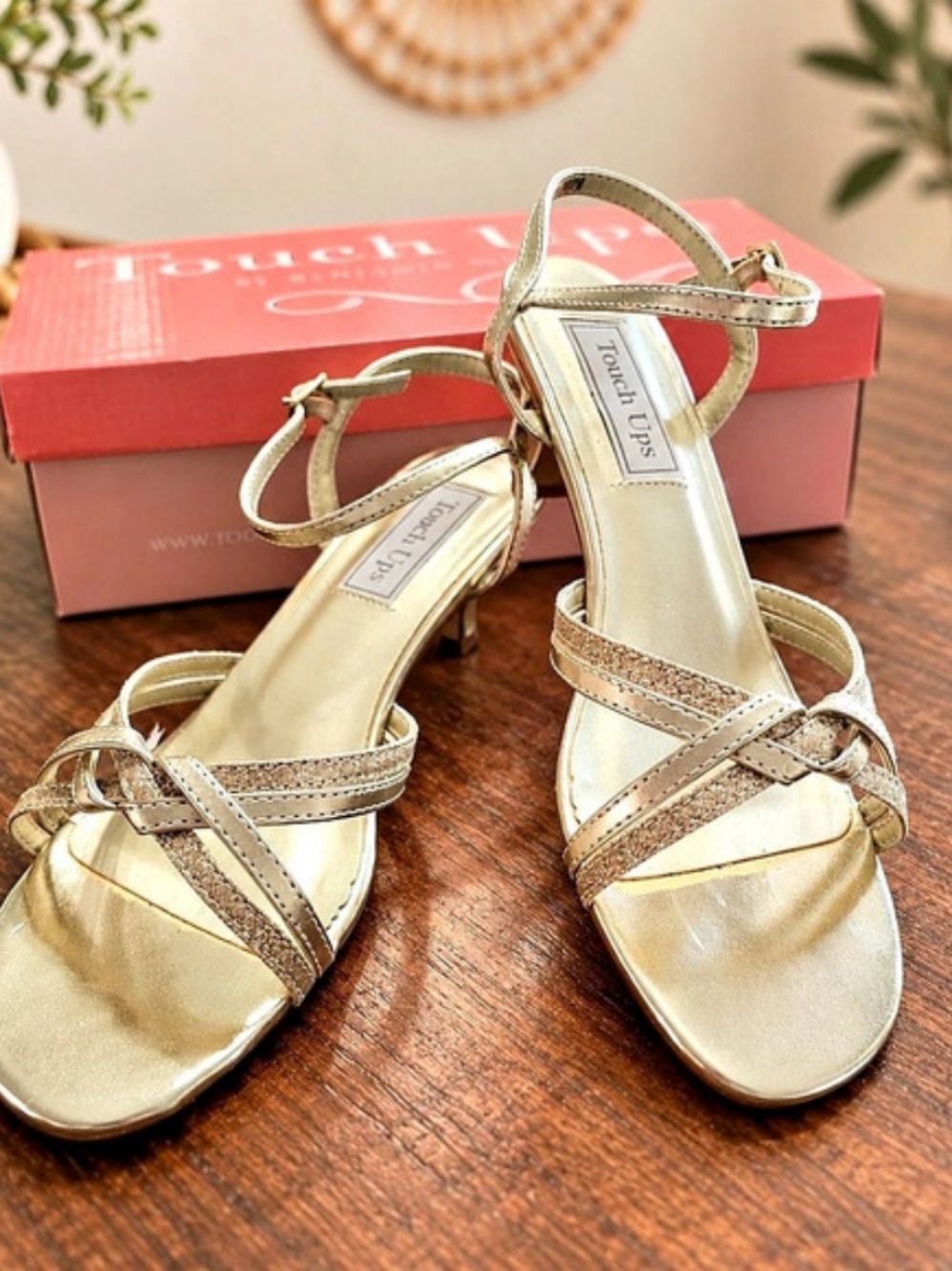 Touch Ups Melanie Gold Heels US 8W Like New